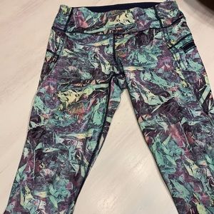 Lululemon short crops size 6